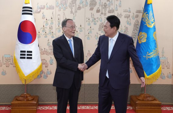 중국, 왕이 "한국 새 정부에 신냉전 유도하지 마라 경고" SCMP 보도