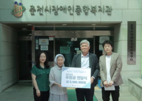 18일 강원도개발공사(사장 이만희.사진 오른쪽에서 두 번째)는 ‘크레센도(장애인음악교육)’ 사업지원을 복지사각지대 장애인을 위하여 올해도 지속하기로 결정, 이날 장애인문화교육과 인식개선 사업비 500만원을 춘천시장애인종합복지관(관장 김영미)에 기부해 주위를 훈훈하게 했다. 사진=강원도개발공사 제공