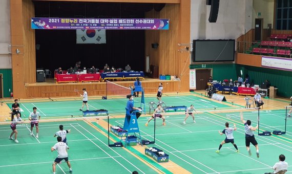 국내 최정상의 배드민턴 선수를 가리는 ‘2022 정향누리 전국 배드민턴 선수권대회’가 19일 정읍시 국민체육센터에서 개막한다. 사진은 지난해 대회 (정읍시 제공)© 뉴스1