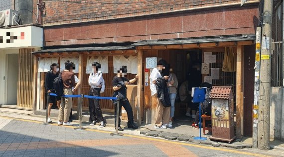 17일 오후 1시 40분께 서울 관악구 서울대학교 인근 식당에서 손님들이 줄을 서서 기다리고 있다. /사진=노유정 기자