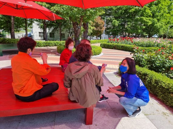 우성빈 더불어민주당 기장군수후보가 정관신도시 장미공원에서 주민과 소통하고 있다.2022.5.16.© 뉴스1 손연우기자