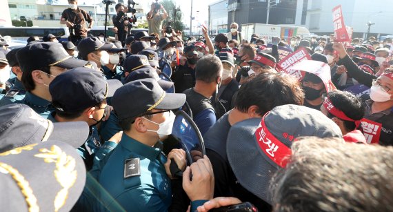 지난해 9월30일 충북 청주시 흥덕구 SPC삼립 청주공장 앞에서 민주노총 공공운수노조가 결의대회를 열고 있다. 이날 집회에는 경찰 추산 1000여명이 참석했다. 2021.9.30/뉴스1 © News1 김용빈 기자