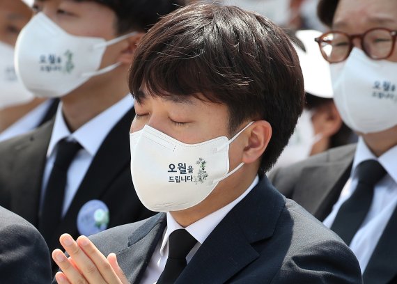 이준석 국민의힘 대표가 18일 광주 북구 운정동 국립5·18민주묘지에서 엄수된 '제42주년 5·18민주화운동 기념식'에서 기념공연 '행복의 나라'를 듣던 중 눈믈을 흘리고 있다. (대통령실사진기자단) 2022.5.18/뉴스1 © News1 안은나 기자