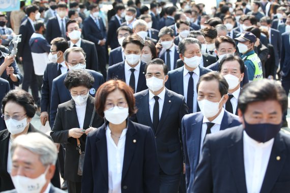 더불어민주당 의원들이 18일 광주 북구 5·18 민주묘지에서 열린 제42주년 5·18 민주화운동 기념식에 참석하고 있다. (공동취재) 2022.5.18/뉴스1 © News1 황희규 기자