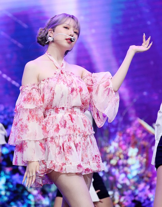 가수 예린이 18일 서울 중구 장충단로 월드케이팝센터에서 열린 미니앨범 '아리아'(ARIA) 발매 기념 쇼케이스에서 열창하고 있다. ‘아리아(ARIA)’는 새로운 모습으로 다시 시작하는 도전적인 의미를 품고 있는 앨범으로, 앨범명과 동명의 타이틀곡 ‘아리아(ARIA)’는 시원한 리듬 그리고 다양한 신스 사운드의 드랍(Drop) 파트와 청량한 보컬이 인상적인 댄스곡이다. 2022.5.18/뉴스1 © News1 김진환 기자