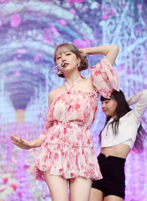가수 예린이 18일 서울 중구 장충단로 월드케이팝센터에서 열린 미니앨범 '아리아'(ARIA) 발매 기념 쇼케이스에서 열창하고 있다. ‘아리아(ARIA)’는 새로운 모습으로 다시 시작하는 도전적인 의미를 품고 있는 앨범으로, 앨범명과 동명의 타이틀곡 ‘아리아(ARIA)’는 시원한 리듬 그리고 다양한 신스 사운드의 드랍(Drop) 파트와 청량한 보컬이 인상적인 댄스곡이다. 2022.5.18/뉴스1 © News1 김진환 기자