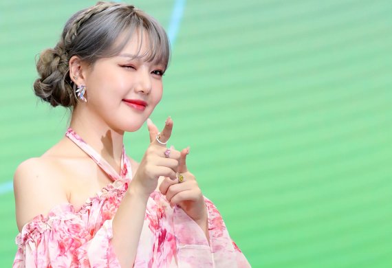 가수 예린이 18일 서울 중구 장충단로 월드케이팝센터에서 열린 미니앨범 '아리아'(ARIA) 발매 기념 쇼케이스에서 포토타임을 갖고 있다. ‘아리아(ARIA)’는 새로운 모습으로 다시 시작하는 도전적인 의미를 품고 있는 앨범으로, 앨범명과 동명의 타이틀곡 ‘아리아(ARIA)’는 시원한 리듬 그리고 다양한 신스 사운드의 드랍(Drop) 파트와 청량한 보컬이 인상적인 댄스곡이다. 2022.5.18/뉴스1 © News1 김진환 기자