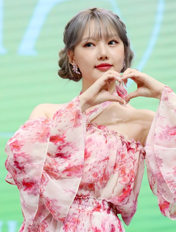 가수 예린이 18일 서울 중구 장충단로 월드케이팝센터에서 열린 미니앨범 '아리아'(ARIA) 발매 기념 쇼케이스에서 포토타임을 갖고 있다. ‘아리아(ARIA)’는 새로운 모습으로 다시 시작하는 도전적인 의미를 품고 있는 앨범으로, 앨범명과 동명의 타이틀곡 ‘아리아(ARIA)’는 시원한 리듬 그리고 다양한 신스 사운드의 드랍(Drop) 파트와 청량한 보컬이 인상적인 댄스곡이다. 2022.5.18/뉴스1 © News1 김진환 기자