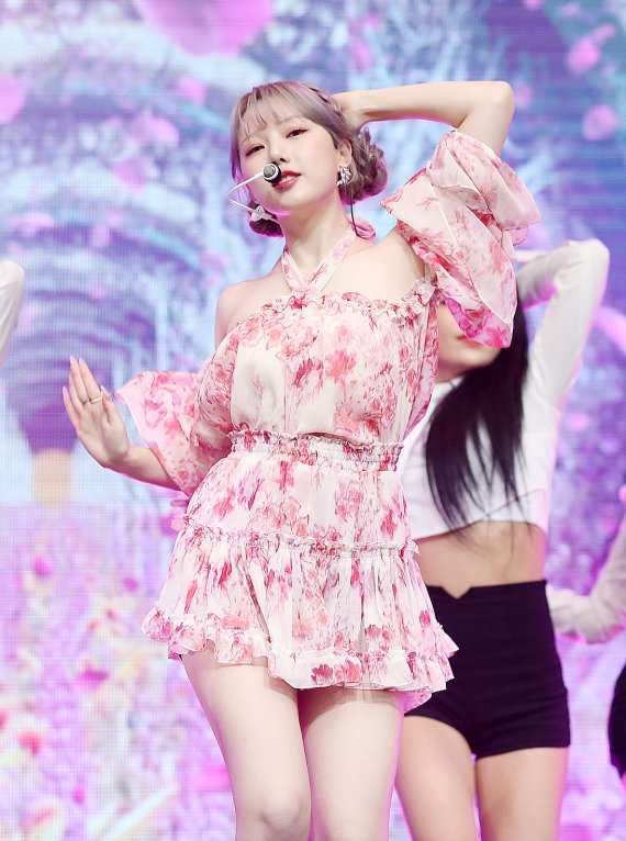 가수 예린이 18일 서울 중구 장충단로 월드케이팝센터에서 열린 미니앨범 '아리아'(ARIA) 발매 기념 쇼케이스에서 열창하고 있다. ‘아리아(ARIA)’는 새로운 모습으로 다시 시작하는 도전적인 의미를 품고 있는 앨범으로, 앨범명과 동명의 타이틀곡 ‘아리아(ARIA)’는 시원한 리듬 그리고 다양한 신스 사운드의 드랍(Drop) 파트와 청량한 보컬이 인상적인 댄스곡이다. 2022.5.18/뉴스1 © News1 김진환 기자