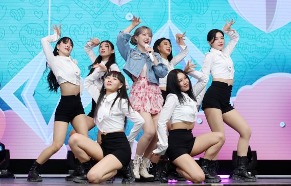 가수 예린이 18일 서울 중구 장충단로 월드케이팝센터에서 열린 미니앨범 '아리아'(ARIA) 발매 기념 쇼케이스에서 열창하고 있다. ‘아리아(ARIA)’는 새로운 모습으로 다시 시작하는 도전적인 의미를 품고 있는 앨범으로, 앨범명과 동명의 타이틀곡 ‘아리아(ARIA)’는 시원한 리듬 그리고 다양한 신스 사운드의 드랍(Drop) 파트와 청량한 예린 씨의 보컬이 인상적인 댄스곡이다. 2022.5.18/뉴스1 © News1 김진환 기자