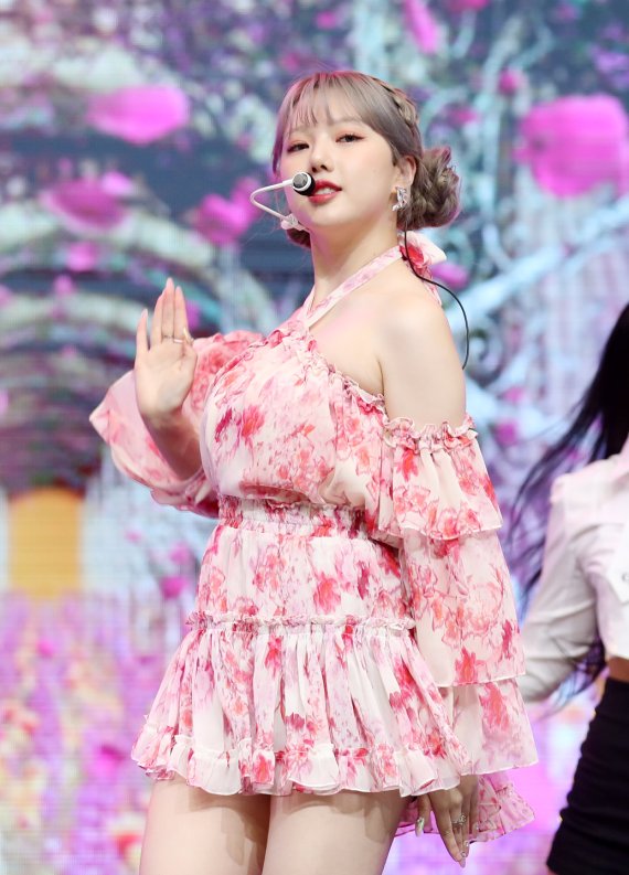 가수 예린이 18일 서울 중구 장충단로 월드케이팝센터에서 열린 미니앨범 '아리아'(ARIA) 발매 기념 쇼케이스에서 열창하고 있다. ‘아리아(ARIA)’는 새로운 모습으로 다시 시작하는 도전적인 의미를 품고 있는 앨범으로, 앨범명과 동명의 타이틀곡 ‘아리아(ARIA)’는 시원한 리듬 그리고 다양한 신스 사운드의 드랍(Drop) 파트와 청량한 보컬이 인상적인 댄스곡이다. 2022.5.18/뉴스1 © News1 김진환 기자