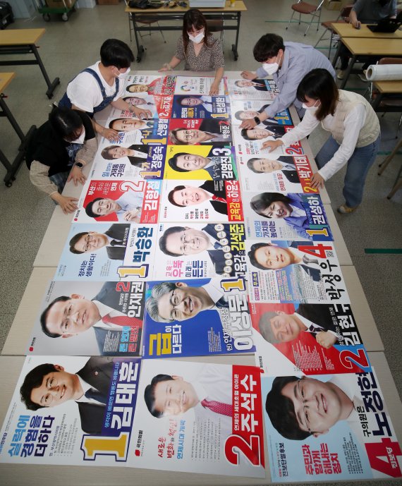 지방선거가 2주 남은 18일 부산시 수영구 연제구 선거관리위원회에서 제8회 전국동시지방선거에 사용되는 부산지역 각 후보들의 선거벽보를 선관위 직원들이 검수하고 있다. 2022.5.18/뉴스1 © News1 김영훈 기자