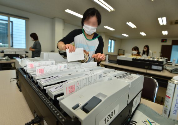 6·1지방선거를 앞둔 18일 경북 포항남구선거관리위원회 2층에서 직원들이 투표분류기 점검을 하고 있다. 2022.5.18/뉴스1 © News1 최창호 기자