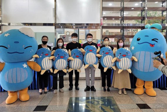 [울산=뉴시스]지난 13일 울산 남구청 신관 1층 로비에서 장생이 허그인형 출시 기념 찾아가는 전시회가 열린 가운데 남구 관계자들이 장생이 허그인형을 안고 있다. (사진=울산 남구 제공) photo@newsis.com *재판매 및 DB 금지