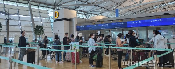 [르포]인천국제공항, 붐비는 출국장 한산한 입국장..비싼 PCR 검사 탓?