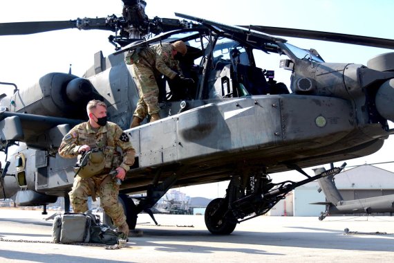 주한미군 AH-64E '아파치 가디언' 헬기 이륙 점검 .(미 육군 제2보병사단 제2항공전투여단 페이스북) © 뉴스1