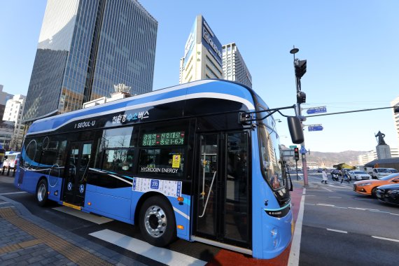 수소버스 운행을 위한 수소충전소가 서울 강서구 강서공영차고지 내 만들어져 다음달 운영을 시작할 것으로 보인다. 수소버스가 서울 종로구 도심 일대에서 운행하는 모습. 뉴스1