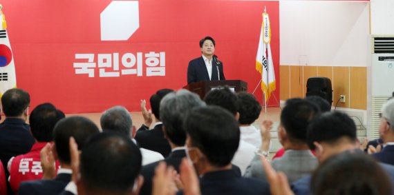 이준석 국민의힘 대표가 18일 전북 전주시 국민의힘 전북도당에서 열린 제8회 전국동시지방선거 국민의힘 전북도당 선거대책위원회 발대식에 참석해 인사말을 하고 있다. 2022.5.18/뉴스1 © News1 유경석 기자