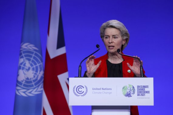 우르줄라 폰데어라이엔 유럽연합(EU) 집행위원장이 지난해 11월 영국 글래스고에서 열린 제26차 유엔기후변화협약 당사국총회(COP26) 기후 정상회의 개막행사에서 탄소 배출에 가격을 매기자고 제안하고 있다. /AP 뉴시스
