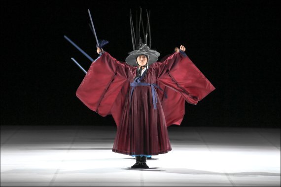 [서울=뉴시스]지난 18일 세종문화회관 대극장에서 열린 프레스콜에서 선보인 서울시무용단 '일무' 1막 공연 장면. (사진=세종문화회관 서울시무용단 제공) 2022.05.19. photo@newsis.com *재판매 및 DB 금지