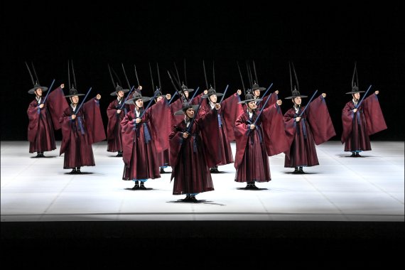 [서울=뉴시스]지난 18일 세종문화회관 대극장에서 열린 프레스콜에서 선보인 서울시무용단 '일무' 1막 공연 장면. (사진=세종문화회관 서울시무용단 제공) 2022.05.19. photo@newsis.com *재판매 및 DB 금지