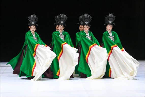 [서울=뉴시스]지난 18일 세종문화회관 대극장에서 열린 프레스콜에서 선보인 서울시무용단 '일무' 2막 공연 장면. (사진=세종문화회관 서울시무용단 제공) 2022.05.19. photo@newsis.com *재판매 및 DB 금지