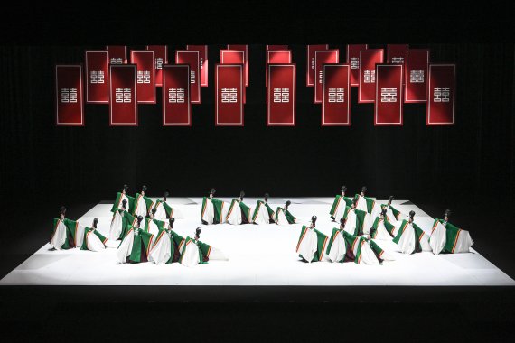 [서울=뉴시스]지난 18일 세종문화회관 대극장에서 열린 프레스콜에서 선보인 서울시무용단 '일무' 2막 공연 장면. (사진=세종문화회관 서울시무용단 제공) 2022.05.19. photo@newsis.com *재판매 및 DB 금지