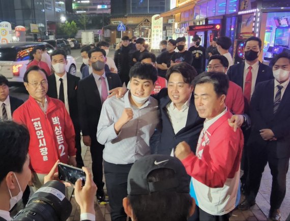 이준석 국민의힘 대표는 6·1지방선거 공식 선거운동이 시작된 19일 자정, 충남 천안을 찾아 김태흠 도지사 후보 지원 유세를 펼쳤다. © 뉴스1