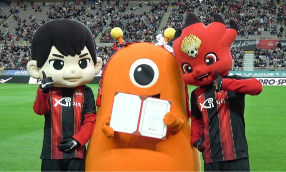 지난 8일 열린 FC서울 홈경기 중 진행된 티몬의 브랜드 캐릭터 <‘티몬희’ FC서울 명예 마스코트 입단식>에서 FC서울의 마스코트 ‘씨드’, ‘서울이’와 함께 기념사진을 촬영하고 있다. 티몬 제공.