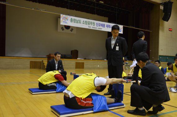 충남소방본부는 홍주문화체육센터에서 소방공무원 채용 체력시험을 실시하고 있다. © News1