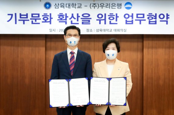 송현주 우리은행 투자상품전략그룹 부행장(오른쪽)과 김일목 삼육대학교 총장이 지난 18일 서울 소재 삼육대학교 대회의실에서 '우리내리사랑 신탁서비스' 업무협약을 체결하고 기념촬영을 하고 있다. 우리은행 제공