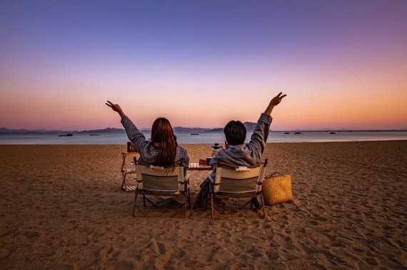 전남 보성군이 오는 21일부터 새로운 관광 프로그램인 '보성愛 물들茶'를 운영한다.사진은 노을 지는 바다에서 프라이빗한 캠핑을 즐길 수 있는 율포 해변 체험 모습.사진=보성군 제공