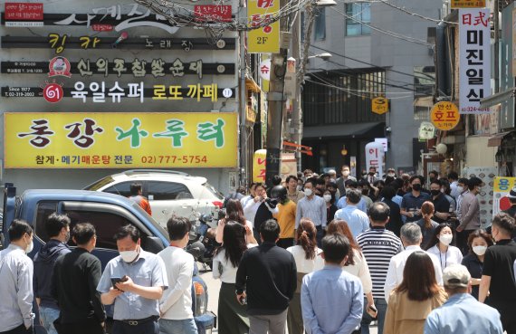 [서울=뉴시스] 권창회 기자 = 지난 12일 오후 서울 중구 무교동 음식 문화의 거리 식당들이 점심시간을 맞아 분주한 모습. 2022.05.12. kch0523@newsis.com