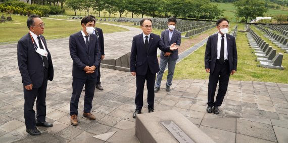 오는 23일자로 대검찰청 차장검사에 임명된 이원석 제주지방검찰청 검사장이 19일 제주시 봉개동 제주4·3평화공원을 방문해 제주4·3 희생 영령 앞에 참배한 뒤 행방불명인 표석을 살피고 있다.2022.5.19/뉴스1 © News1 오미란 기자