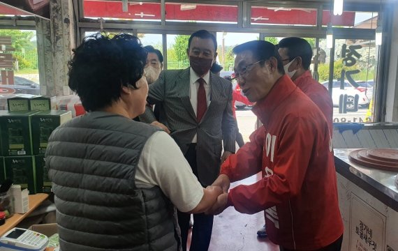 국민의힘 이용록 홍성군수 후보가 유권자를 만나 지지를 호소하고 있다.(후보 캠프 제공)© 뉴스1