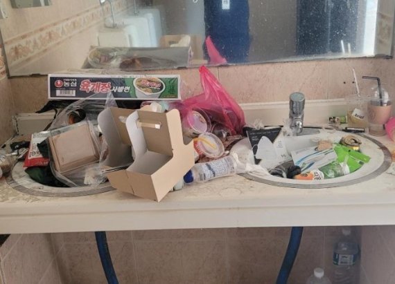 제주도의 한 누리꾼이 공개한 공용 주차장 근처 화장실의 모습. 캠핑족들의 민폐 행위 흔적 (온라인 커뮤니티 갈무리) © 뉴스1