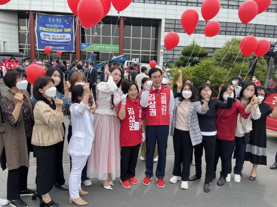 김상권 경남교육감 후보가 공식 선거운동 첫날인 19일 오전 창원광장 농협은행 경남본부 앞에서 출정식을 연 뒤 유권자들과 기념사진을 찍고 있다.(김상권 후보 선거사무소 제공)© 뉴스1