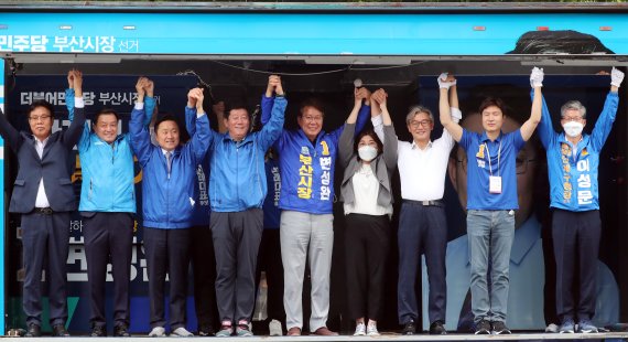 [부산=뉴시스] 하경민 기자 = 제8회 전국동시지방선거 공식 선거운동 첫날인 19일 오전 부산 연제구 부산시청 앞에서 더불어민주당 변성완 부산시장 후보가 선거운동 출정식을 열고 유세차량 위에서 선거캠프 관계자 등과 지지를 호소하며 인사하고 있다. 2022.05.19. yulnetphoto@newsis.com