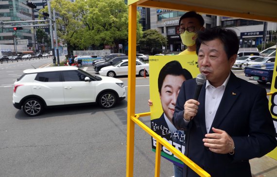 [부산=뉴시스] 하경민 기자 = 제8회 전국동시지방선거 공식 선거운동 첫날인 19일 오후 부산 연제구 연산교차로에서 정의당 김영진 부산시장 후보가 유세차량에 올라 지지를 호소하는 연설을 하고 있다. 2022.05.19. yulnetphoto@newsis.com