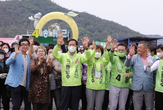 19일 송귀근 무소속 고흥군수 후보가 지지자들과 함께 고흥전통시장 앞에서 출정식을 열고 지지를 호소하고 있다(송귀근 후보 캠프 제공)2022.5.19/© 뉴스1
