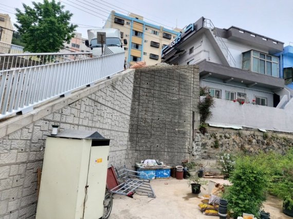 2.5톤 화물차에 치인 베트남 국적 작업자가 떨어진 3m 높이의 축대.(부산경찰청 제공)© 뉴스1