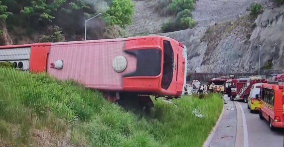 충남 부여군 부여읍 가탑2리 주민 20여 명을 태우고 경북 영주시로 향하던 관광버스가 대전 유성구 대전당진고속도로 남세종IC 출입로에서 전복돼 승객 16명이 다치는 사고가 발생했다. (대전소방본부 제공)2022.5.19/뉴스1 © News1 임용우 기자