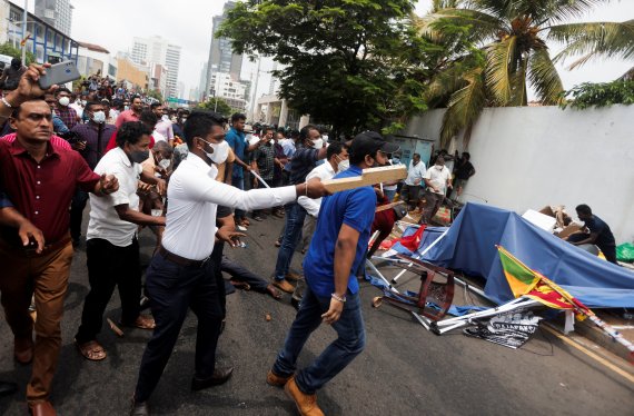 스리랑카 여당 지지자들이 지난 9일 콜롬보에서 반정부 시위대의 텐트를 공격한 모습. 2022. 5. 10. © 로이터=뉴스1 © News1 최서윤 기자 /사진=뉴스1