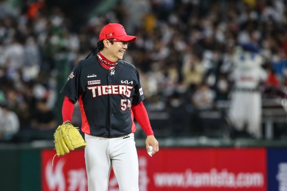 KIA 타이거즈 투수 양현종이 19일 KBO리그 사직 롯데 자이언츠전에서 7⅔이닝 2실점으로 호투해 시즌 3승 및 통산 150승을 달성했다.(KIA 타이거즈 제공) © 뉴스1