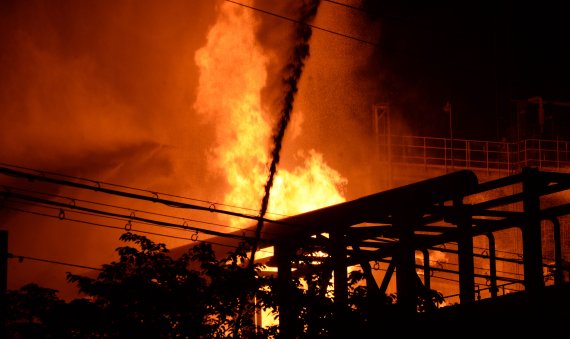 [울산=뉴시스] 배병수 기자 = 19일 오후 울산 울주군 에쓰오일 울산공장에 화재가 발생, 불길이 치솟고 있다. 2022.05.19. bbs@newsis.com /사진=뉴시스