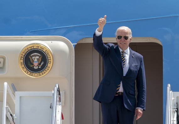 미국의 조 바이든 대통령이 19일(현지시간) 미국 메릴랜드주 앤드루 공군기지에서 한국과 일본 방문을 위해 전용기에 탑승하고 있다.AP뉴시스