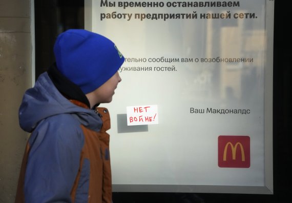 국의 거대 패스트푸드 기업 맥도날드가 러시아 사업자 알렉산드르 고보르에게 러시아 사업부 전체를 매각하기로 했다고 CNBC가 19일(현지시간) 보도했다. 지난 3월15일 러시아 상트페테르부르크에서 한 소년이 폐점을 알리는 문구를 바라보고 있다. AP뉴시스