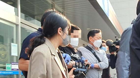 20일 오전 7시25분께 서울 금천구 금천경찰서에서 60대 남성을 폭행살해한 혐의를 받는 40대 중국인 남성 A씨가 경찰서 건물 밖으로 나오고 있다. /사진=노유정 기자