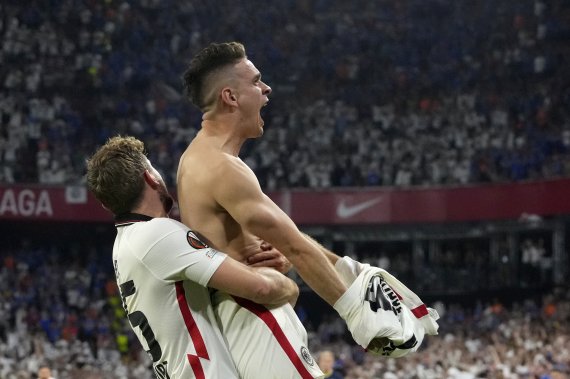 [세비야=AP/뉴시스] 아인트라흐트 프랑크푸르트의 라파엘 산토스 보레(오른쪽)가 18일(현지시간) 스페인 세비야의 라몬 산체스 피스후안에서 열린 2021-22 유럽축구연맹(UEFA) 유로파리그(UEL) 결승전 레인저스(스코틀랜드)와의 승부차기 마지막 키커로 나서 골을 넣고 환호하고 있다. 프랑크푸르트는 레인저스와 1-1로 비겨 승부차기 끝에 5-4로 승리, 차범근 전 감독이 활약했던 1979-80시즌 우승 이후 42년 만에 이 대회 정상에 올랐다. 2022.05.19.