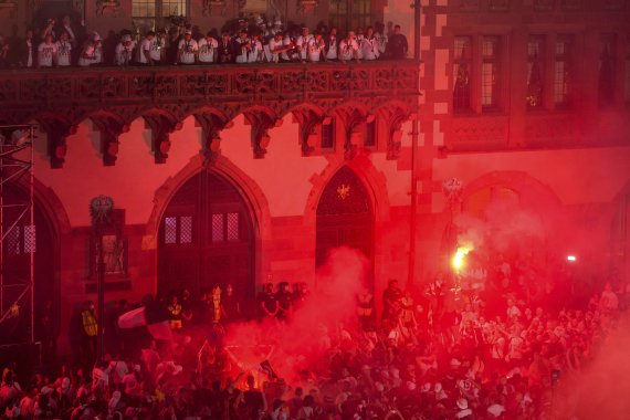 [프랑크푸르트=AP/뉴시스] 독일 분데스리가의 아인트라흐트 프랑크푸르트 선수들이 19일(현지시간) 프랑크푸르트 시청사 앞에서 열린 유로파리그 우승 기념행사에 참석하고 있다. 프랑크푸르트는 전날 스페인 세비야에서 열린 유럽축구연맹 유로파리그(UEL) 결승전에서 글래스고 레인저스(스코틀랜드)를 꺾고 42년 만에 우승을 차지했다. 2022.05.20.